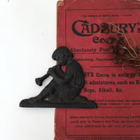 lead figure / アンティーク笛を吹く少年の鉄の置きもの