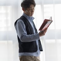 【羽織るだけでサマになる】ストレッチポリエステル ピケベスト｜驚きの軽さと抜群の伸縮性