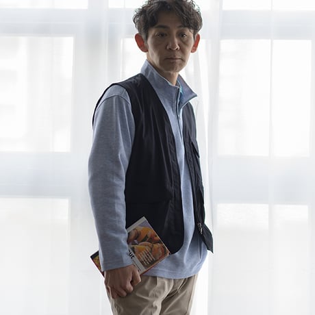 【羽織るだけでサマになる】ストレッチポリエステル ピケベスト｜驚きの軽さと抜群の伸縮性