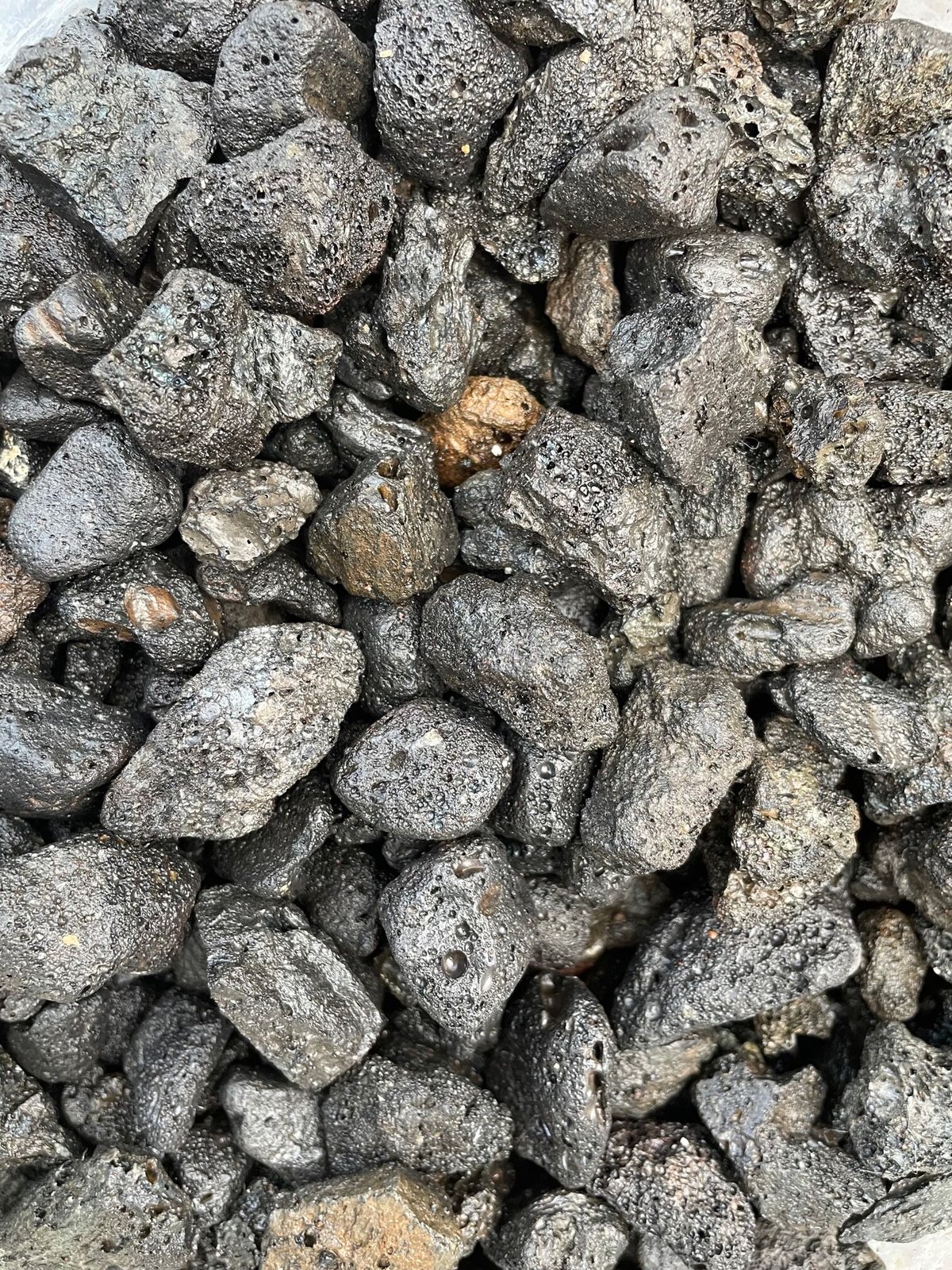 溶岩砂利 黒 10-20mm 10kg入り | crest.opj