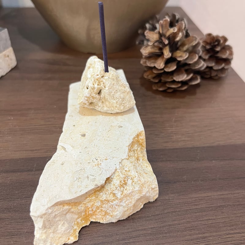 天然石の装飾品 球体と岩の組み合わせ 日本銘石 褶曲岩 断層 クロライト スチルプノメレン パワー