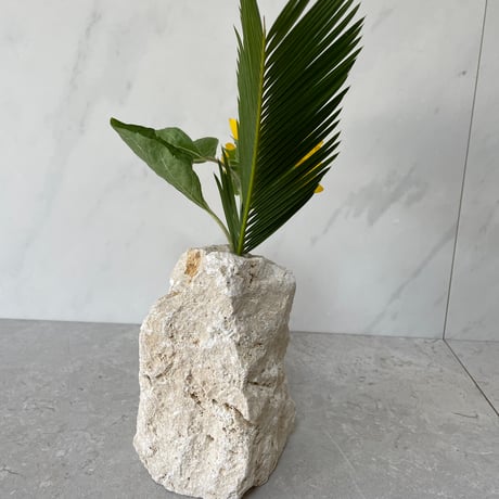 琉球石灰岩の花瓶（中）①