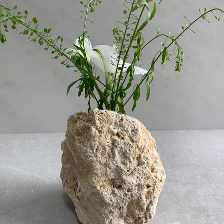 琉球石灰岩の花瓶(小）