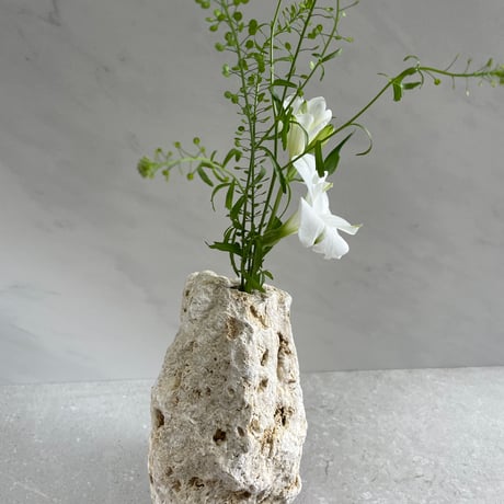 琉球石灰岩の花瓶(中)