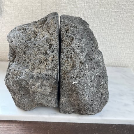 阿蘇熔岩石のブックスタンド　オブジェ