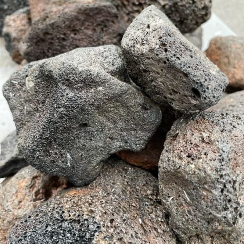 Y73 水石飾り　軽石？　溶岩石？ かなり重たい石　高さ29センチ Y73 水石飾り 軽石？ 溶岩石？ かなり重たい石 高さ29センチ