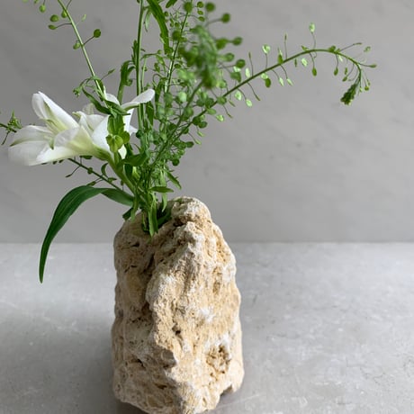 琉球石灰岩の花瓶(小）