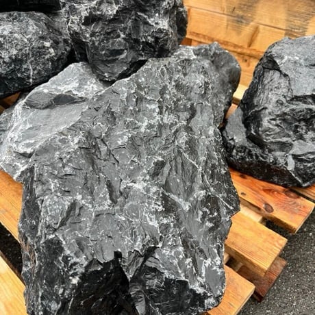 庭石　石　石材 Amazon.co.jp: 庭石 小端積み 積石 敷石 貼石 自然石 気良石小端 1袋