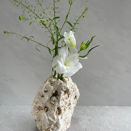 琉球石灰岩の花瓶(中)