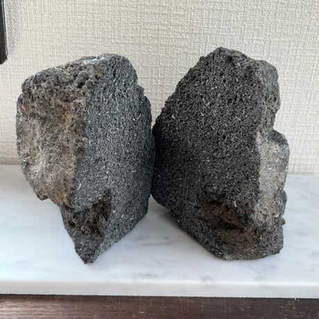 阿蘇熔岩石のブックスタンド　オブジェ