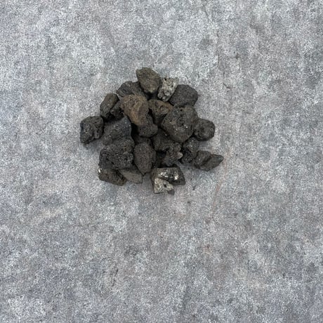 溶岩砂利　黒　20-30ｍｍ　10kg入り