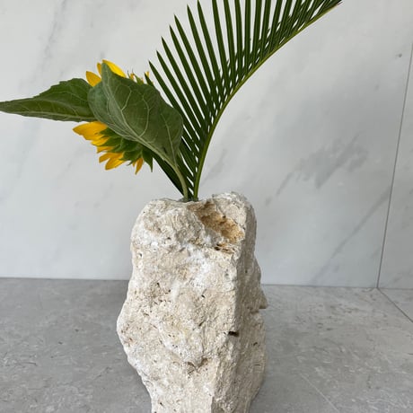 琉球石灰岩の花瓶（中）①
