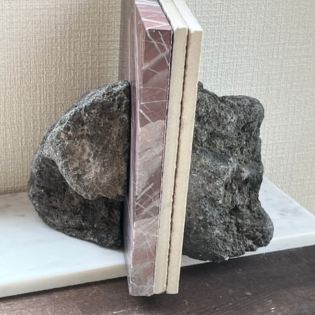 阿蘇熔岩石のブックスタンド　オブジェ