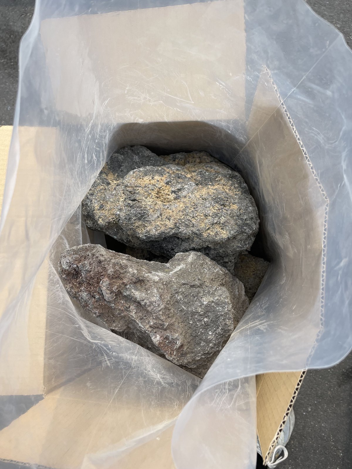 中*介様 くぼみあり 石を巻き込んだ溶岩石 重さ22.5kg 鑑賞石 天然石 812FZA39DiL._UF350,350_QL50_.jpg