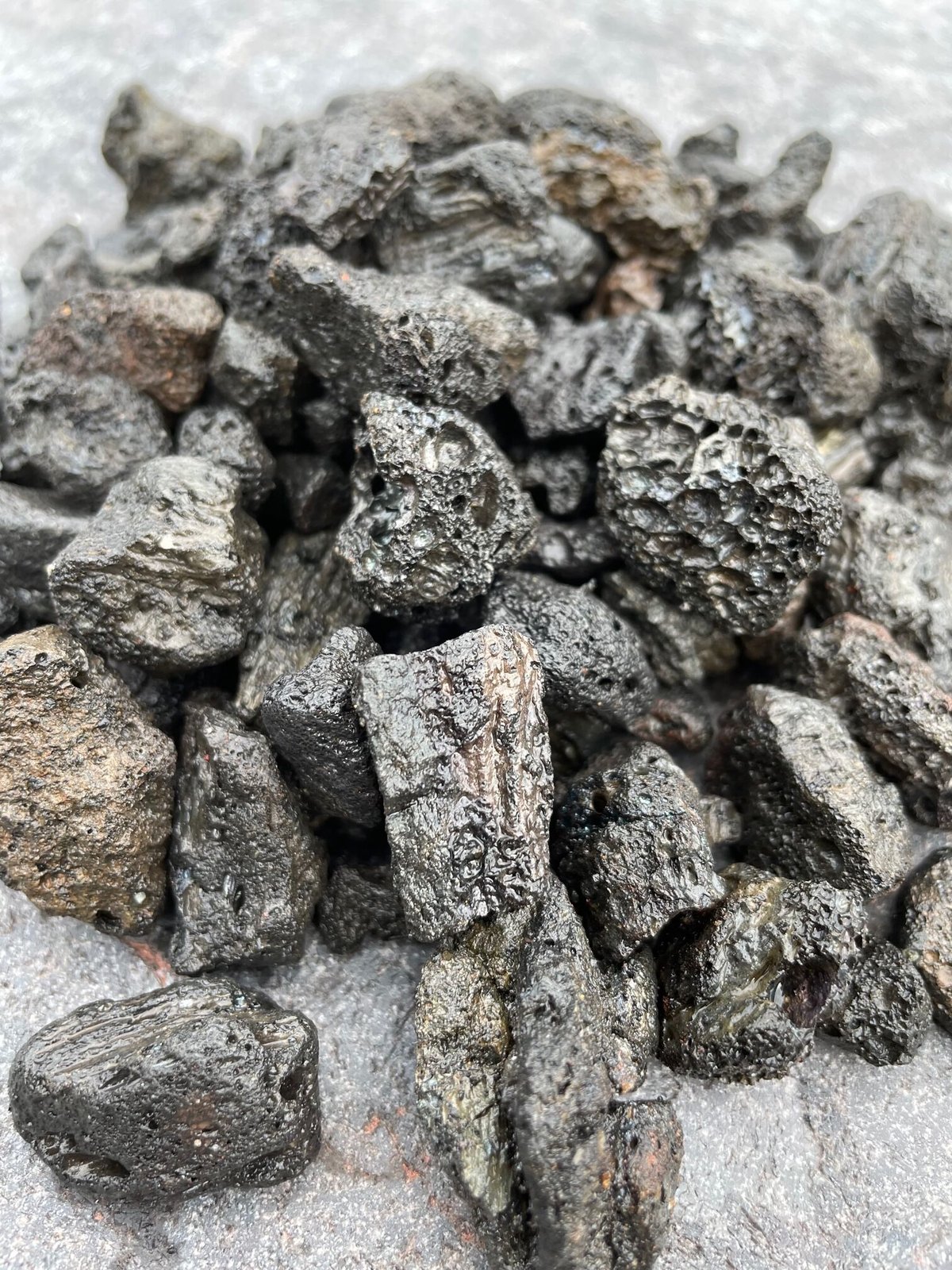 岩手県遠野　角閃石　砂状タイプ　約10kg　植物用　送料込み 砂利 NITTOSEKKO 割栗石 南部 約10〜23cm 約23kg 国産 ロックガーデン