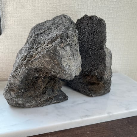 阿蘇熔岩石のブックスタンド　オブジェ