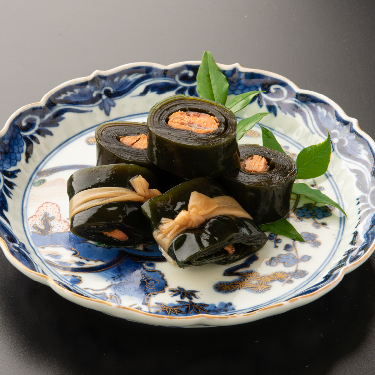 秋田の旨煮》鮭昆布巻（1本入） | かんぶつの吉田公式サイト