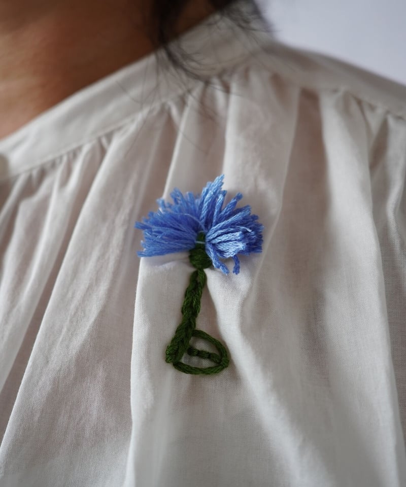 新品　gotohollywood フラワー刺繍ブラウス　0102 ワンポイント刺繍ブラウス<ライトブルーフラワー> | Yamawarau -山笑う-