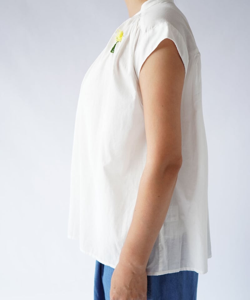 ワンポイント刺繍ブラウス<ライトブルーフラワー> | Yamawarau -山笑う-