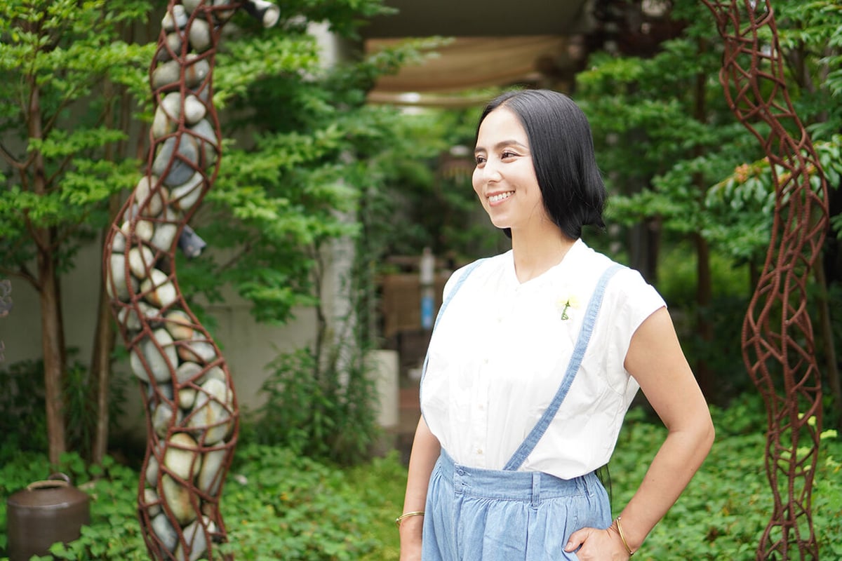 ワンポイント刺繍ブラウス<イエローフラワー> | Yamawarau -山笑う-