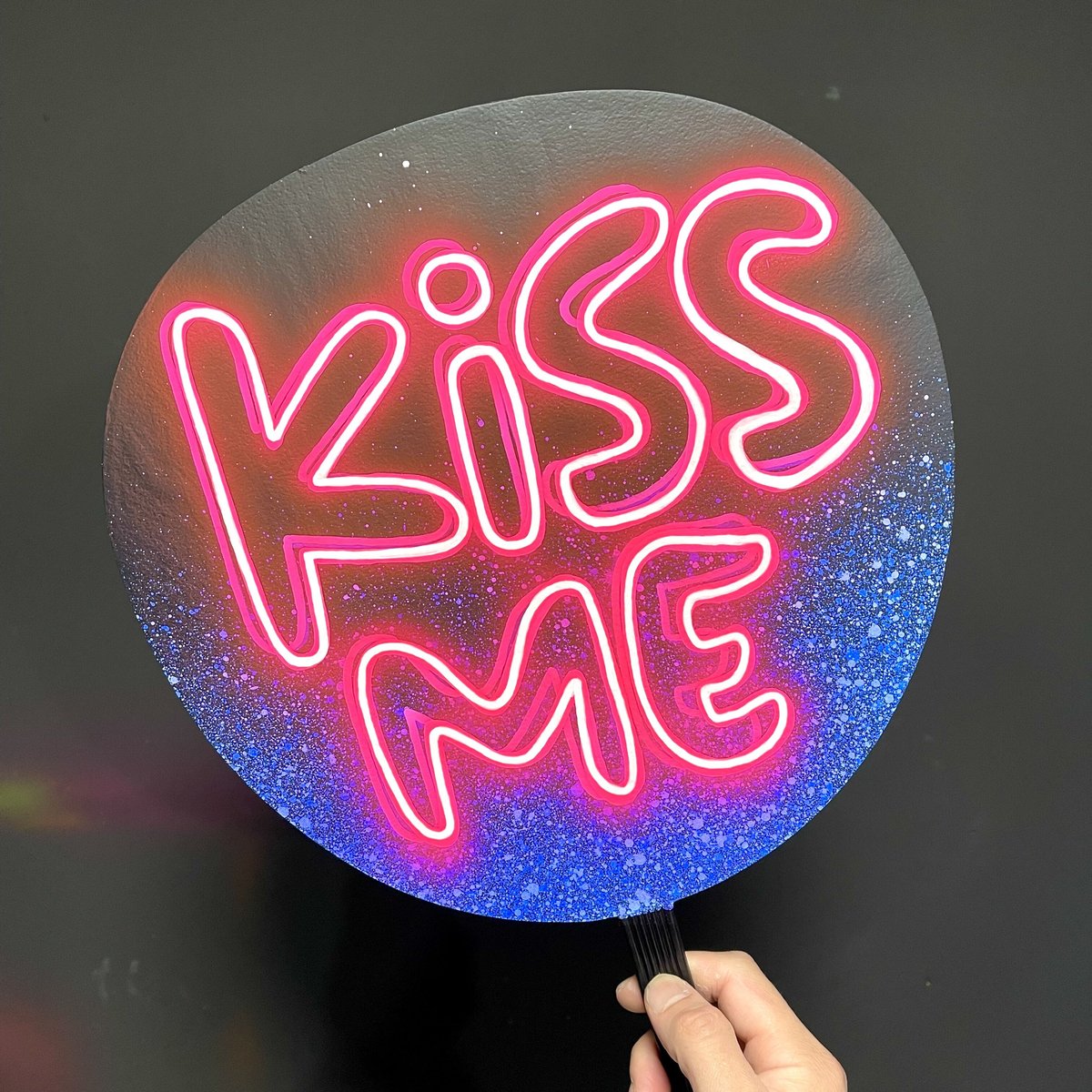 ネオンうちわ【Kiss ME】