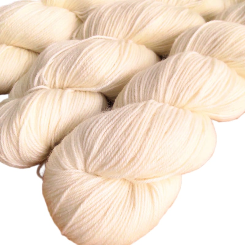 Loyalyarns 染色用毛糸 4ply ウール80% ナイロン20% W181番 | 編み