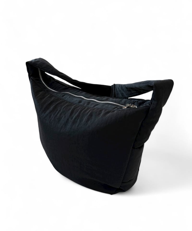 ITTI ANNIE PUFFER BIG MOON BAG / 黒 ITTI / イッチ】ANNIE PUFFER BIG MOON BAG(ショルダーバッグ