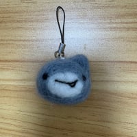 マスコットキーホルダー　なぐサメくん