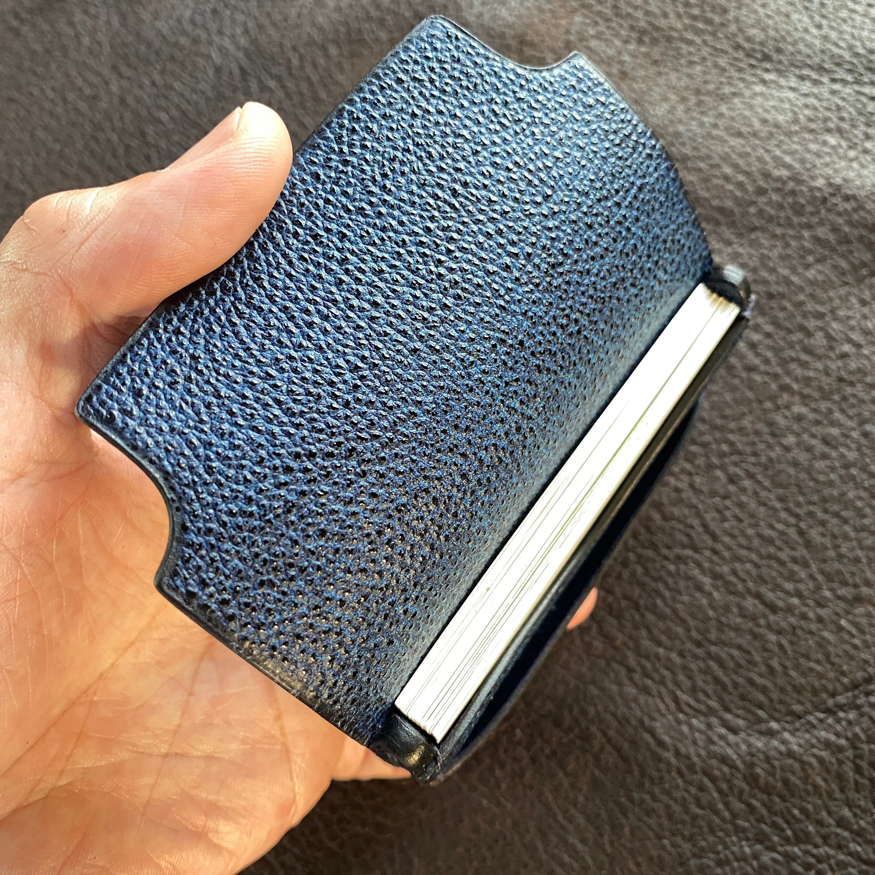 atelier fugosen 「駒縫い 名刺入れ・カードケース Fu-01」黒桟革 藍 |
