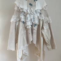 ブルーフラワーレース刺繍トップス