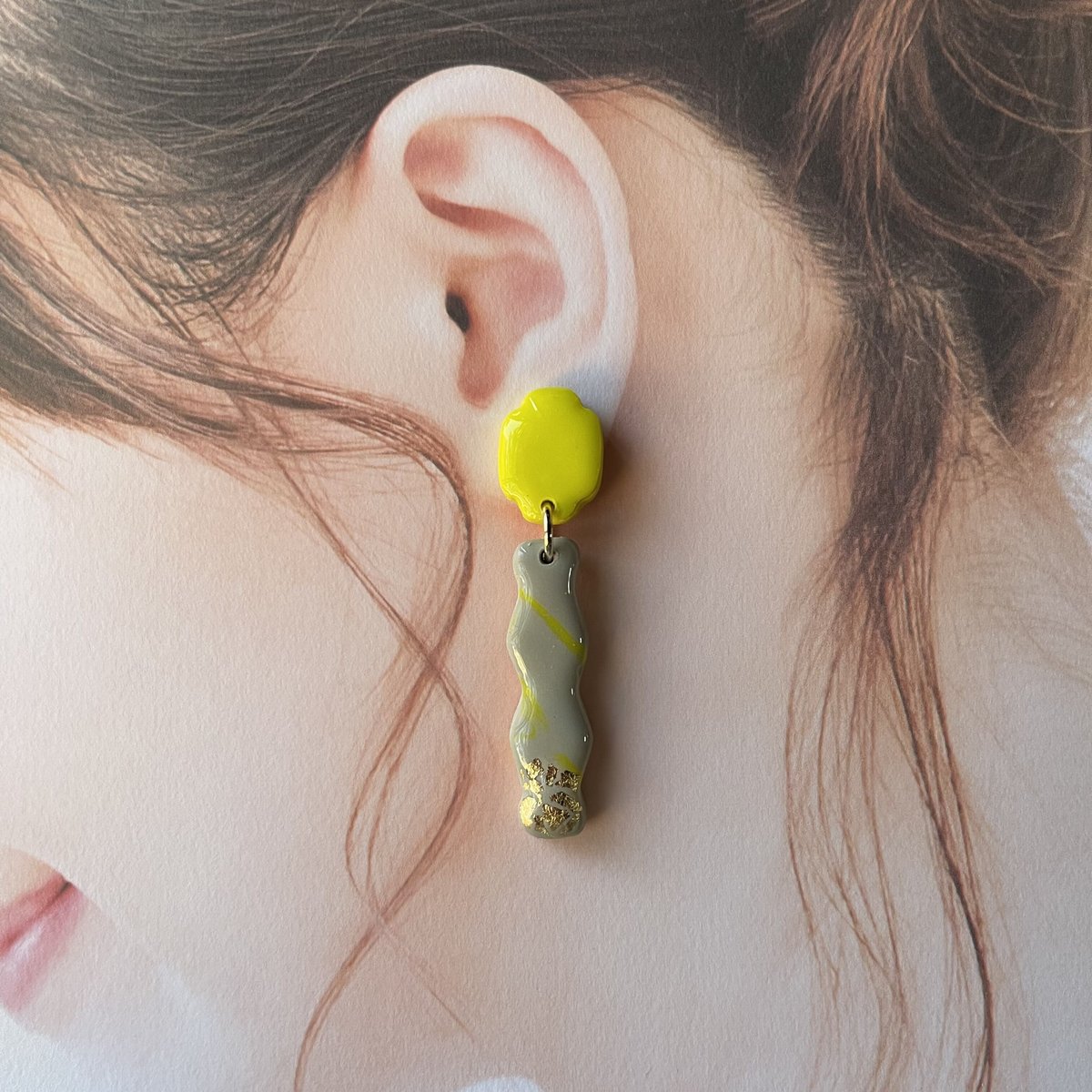 ナチュラルカラーのモードなイヤリング(ピアス変更可)　ポリマークレイ ナチュラルカラーのモードなイヤリング(ピアス変更可)ポリマークレイ