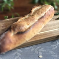 一個だけでは発注できません。「石臼で挽いた小麦のバケット」　（”注目”がついているパンから5個以上お選びください）