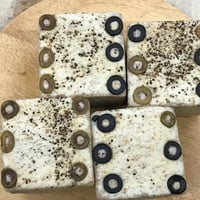 一個だけでは発注できません。「ヒポポタマスの化石（オリーブ）」（”注目”がついているパンから5個以上お選びください）