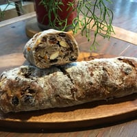 一個だけでは発注できません。「キリンのおやつ(ホールサイズ）」（”注目”がついているパンから5個以上お選びください）