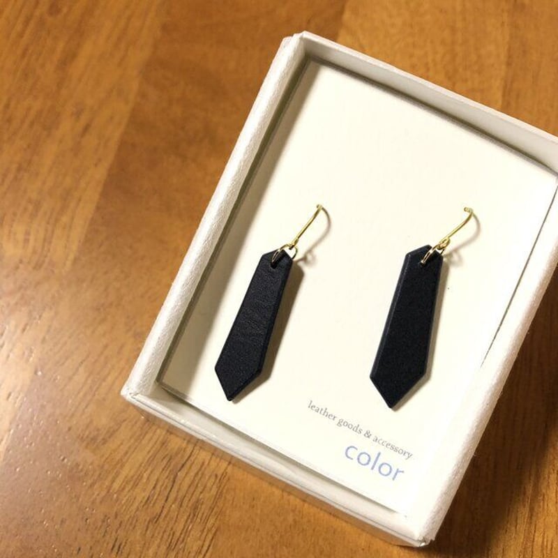 クリスタルモチーフ レザーピアス ◇ ネイビー ◇ イヤリング可 | 革