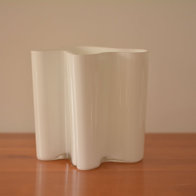 White Glass Savoy Large Vase / Alvar Aalto Iitt