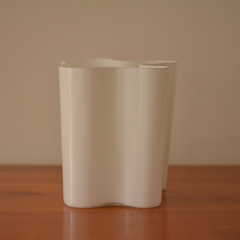 White Glass Savoy Large Vase / Alvar Aalto Iitt