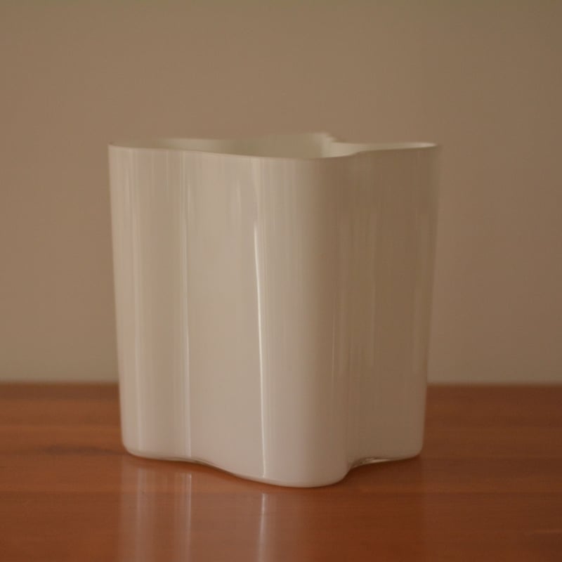 White Glass Savoy Large Vase / Alvar Aalto Iitt