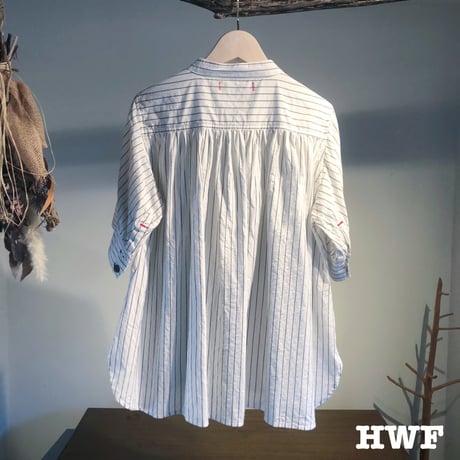 cotton × hempピンストライプギャザー5分袖シャツ (white × khaki)