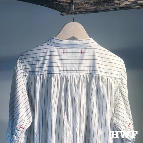 cotton × hempピンストライプギャザー5分袖シャツ (white × khaki)