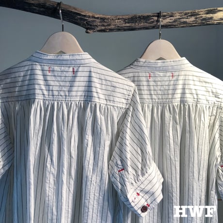 cotton × hempピンストライプギャザー5分袖シャツ (white × khaki)
