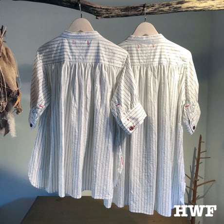 cotton × hempピンストライプギャザー5分袖シャツ (white × khaki)