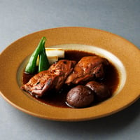 甘辛いタレが食欲をそそる　津軽どりもも肉のグリル 照り焼き山椒風味