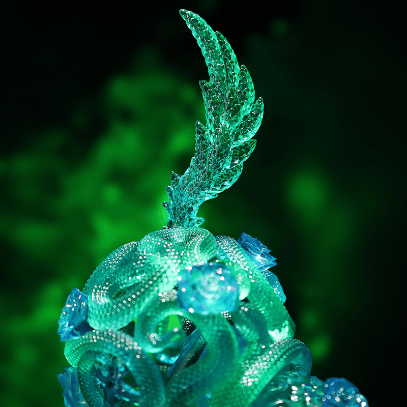 翡翠の装飾壺（動物彫刻付き）