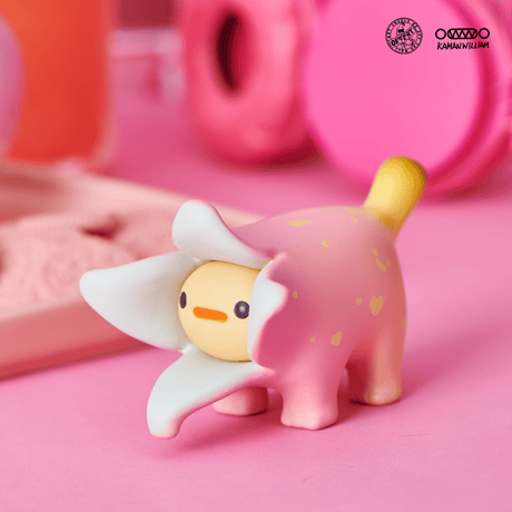 【予約販売：12月中 お届け予定】OFFART X Kamanwillam「ミニバナナ犬：イチゴ限定色」【コレクションフィギュア】
