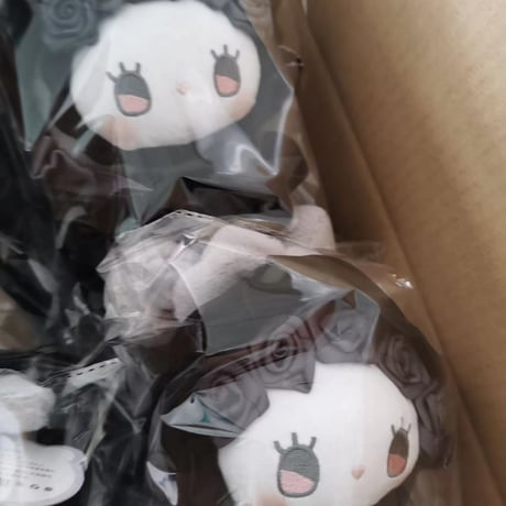 【現品販売】MJ STUDIO EMMA (エマ) 「秘境の森のお茶会 ぬいぐるみ吊り飾り：イチゴ(赤)/ブラックベルベット(黒)」<全2種類、選び可能>