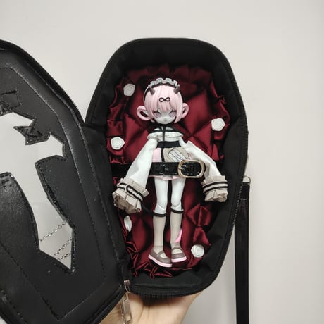 【現品販売】CHUZTING「Cooze：悪魔角」小型ドール対応 棺型ドールコレクションおでかけバッグ