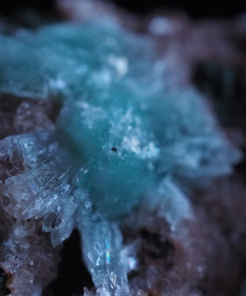 グリーンアポフィライト☆カルサイト共生☆原石☆台座付き グリーンカルセドニー アポフィライト 原石 | ホシノカケラ STONE