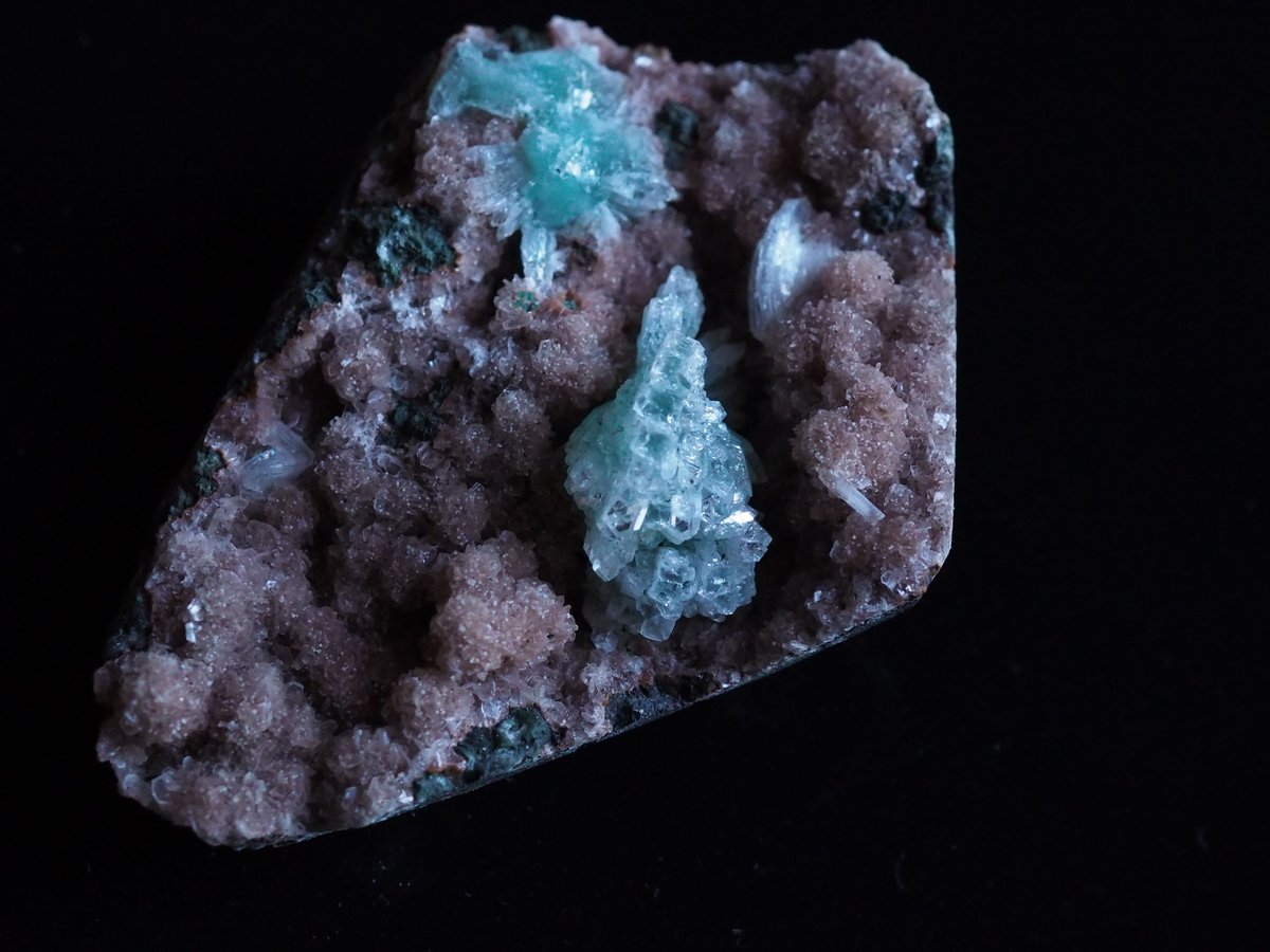 グリーンアポフィライト☆カルサイト共生☆原石☆台座付き グリーン アポフィライト スコレサイト / 原石 標本 | ariife.公式