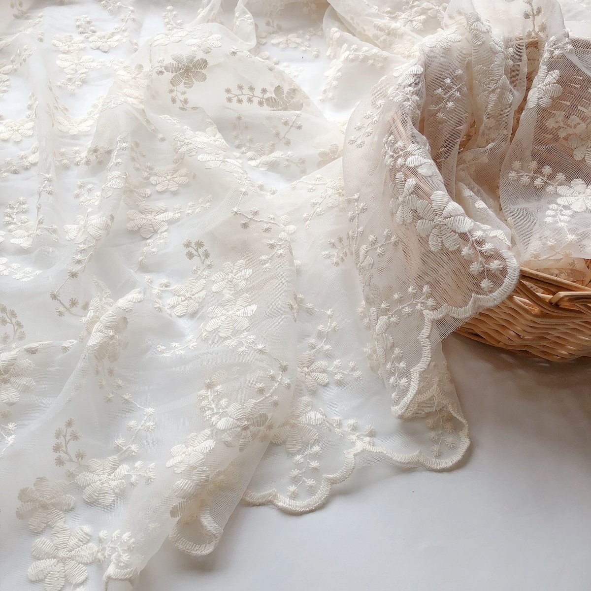 訳あり生地】《ﾁｭｰﾙ刺繍》上品ﾚｰｽ 120×95 F3-2 | UAKOKO